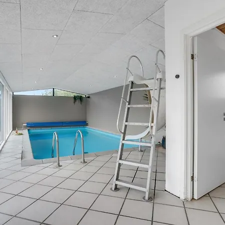 Fantastisk Hjem I Knebel Med Indendørs Swimmingpool Knebel