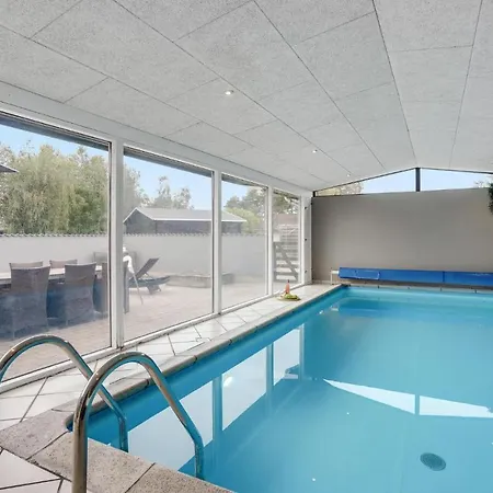 Fantastisk Hjem I Knebel Med Indendørs Swimmingpool Feriehus